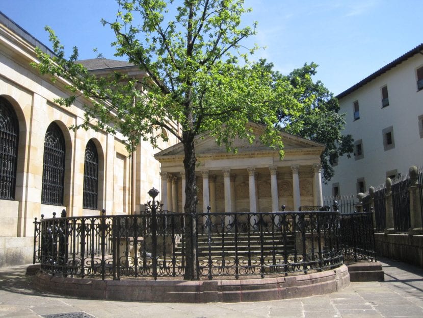 El árbol de Gernika junto a la Casa de Juntas