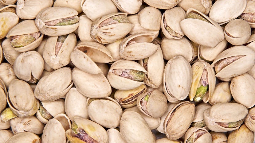 Pistachos pelados mostrando el valor nutricional de la semilla