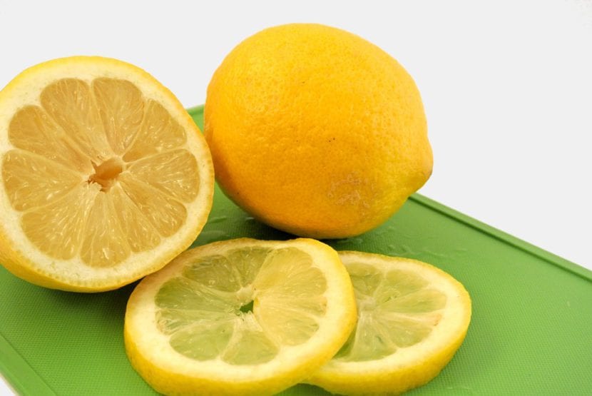 Limones maduros de los que extraer las semillas