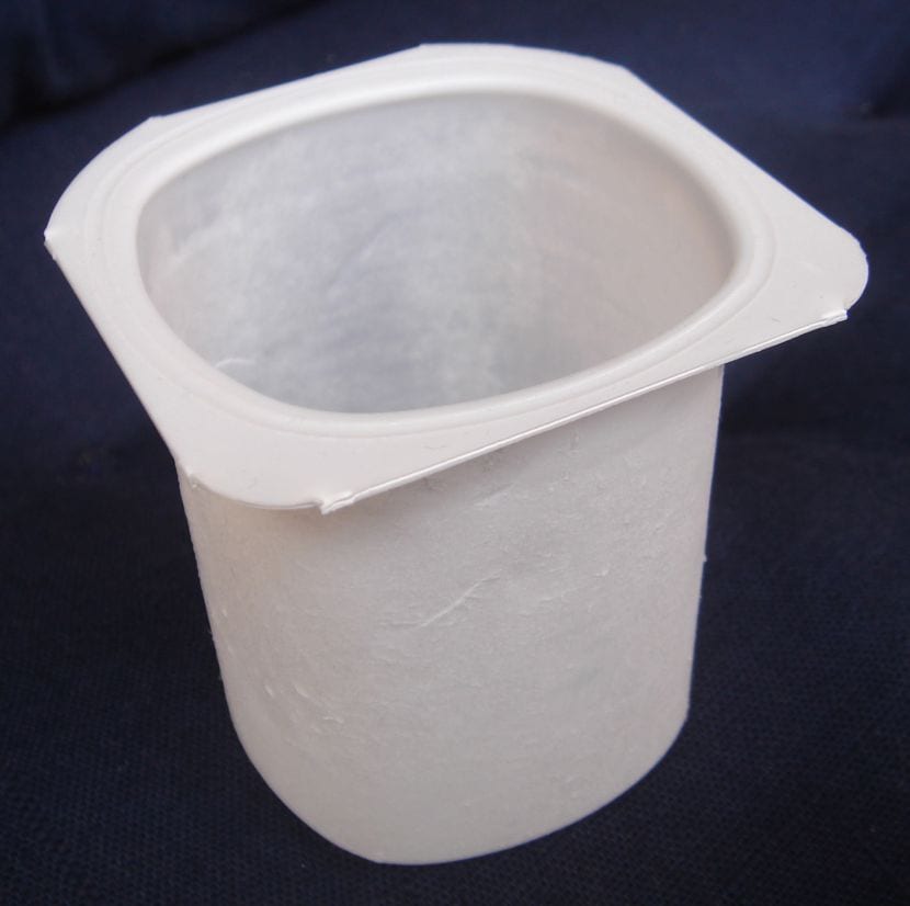 Envase de yogur reutilizado como maceta de semillero