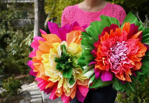 Flores grandes hechas con papel crepé