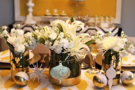 Decoración navideña con flores blancas y follaje verde