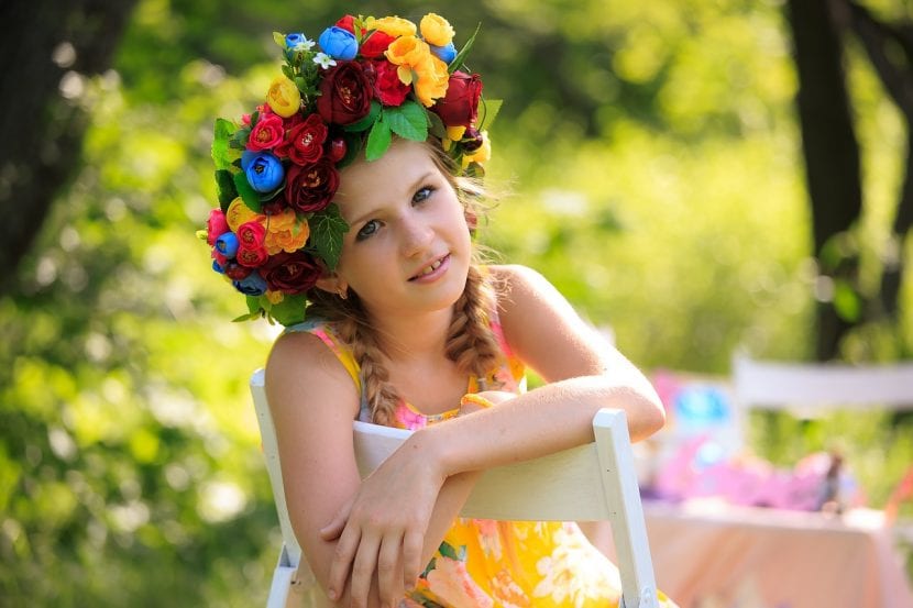 Mujer joven con flores colocadas en el pelo