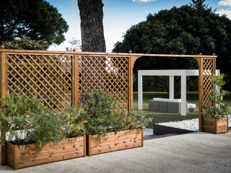 Jardinera de madera con panel de celosía