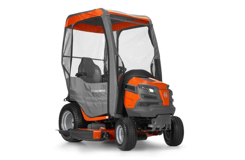 Plato de corte y ruedas de un tractor cortacésped