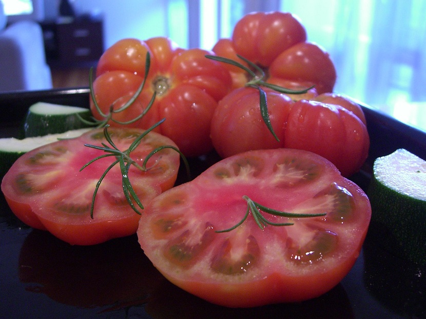 Frutos de tomate Marmande aplastados y con costillas marcadas