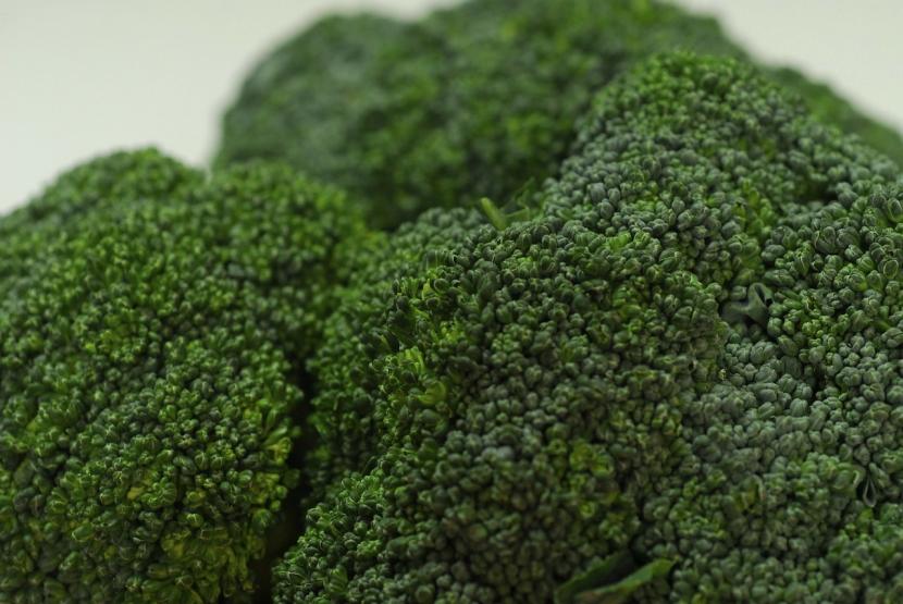 Pella de brócoli abierta en flor por retraso en la recolección
