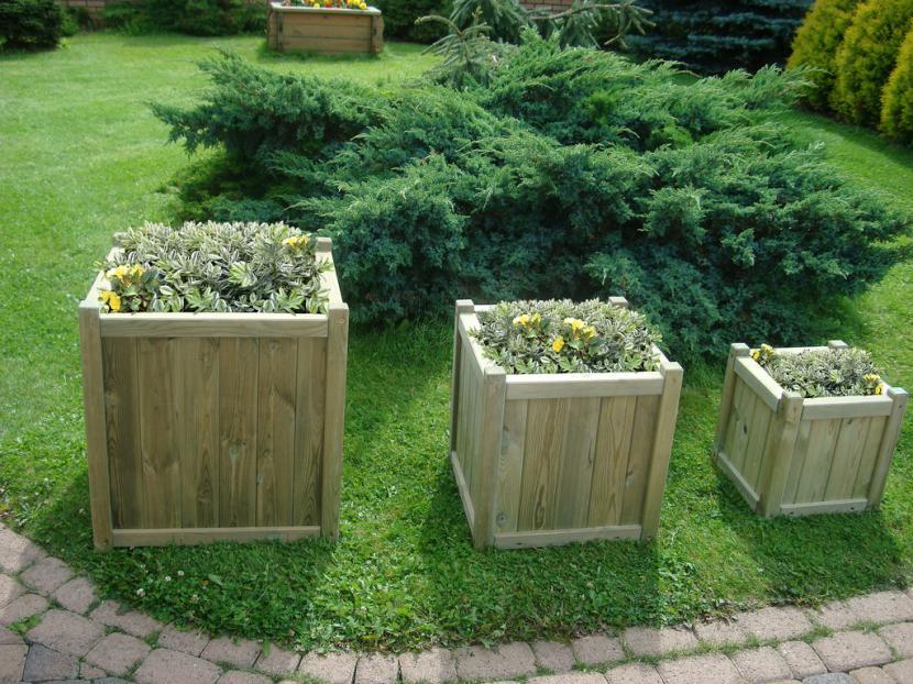 Jardinera de madera con flores en un jardín