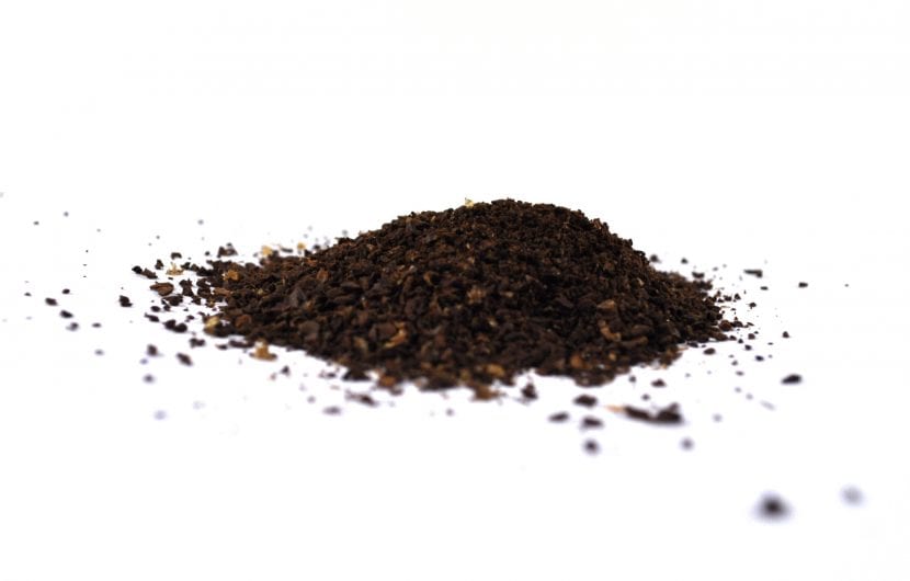 Posos de café usados recogidos en un recipiente