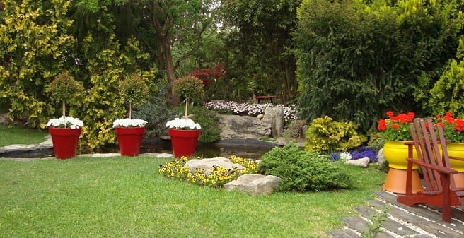Jardín con arbustos mediterráneos y zonas de grava de bajo mantenimiento