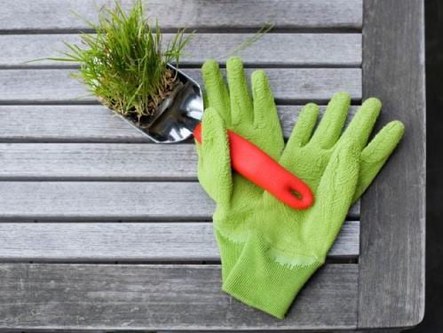 Guantes de jardinería sobre una mesa de trabajo