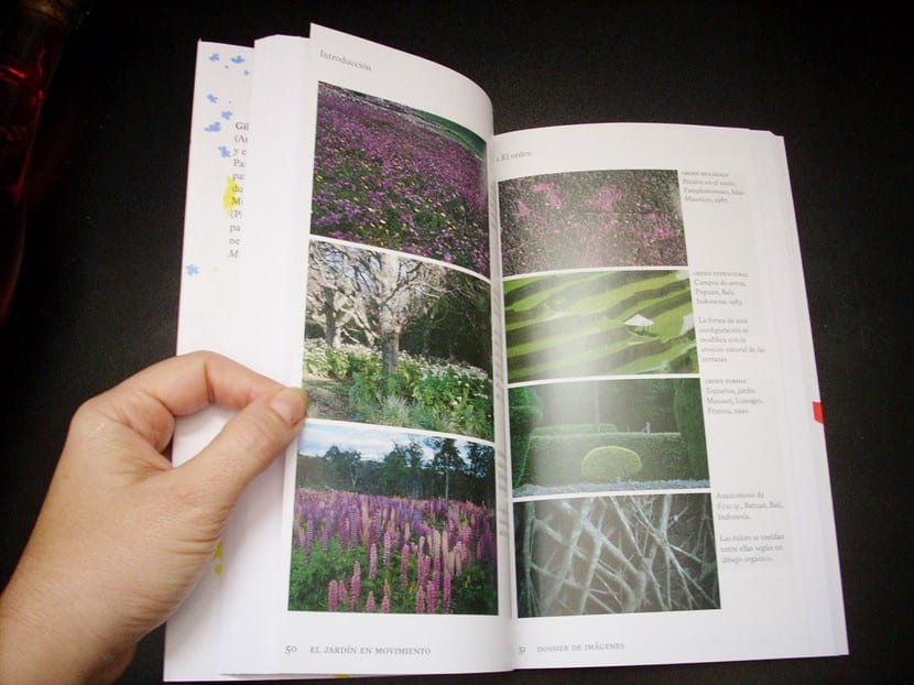 Libro de diseño de jardines abierto junto a un plano