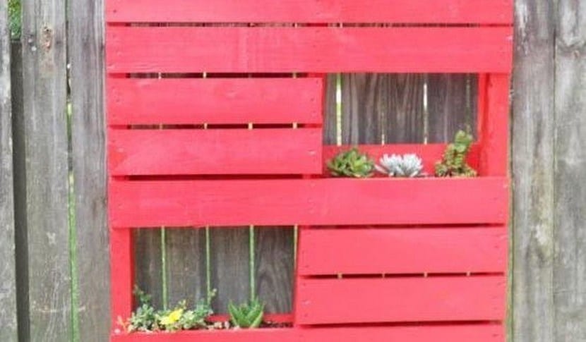 Jardinera construida con madera de palé