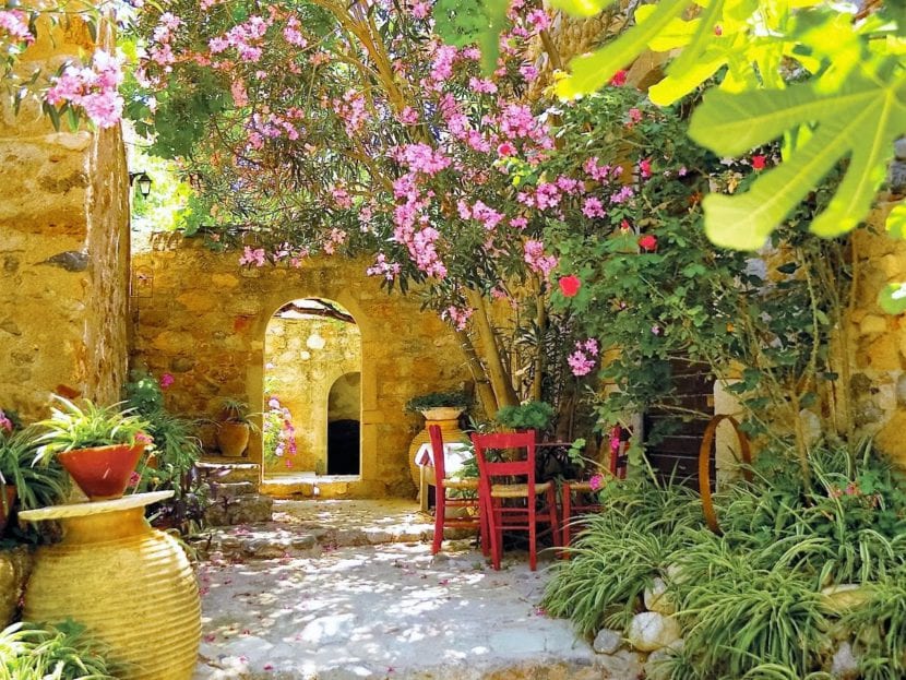 Jardín mediterráneo con gravas, aromáticas y arbustos de hoja dura