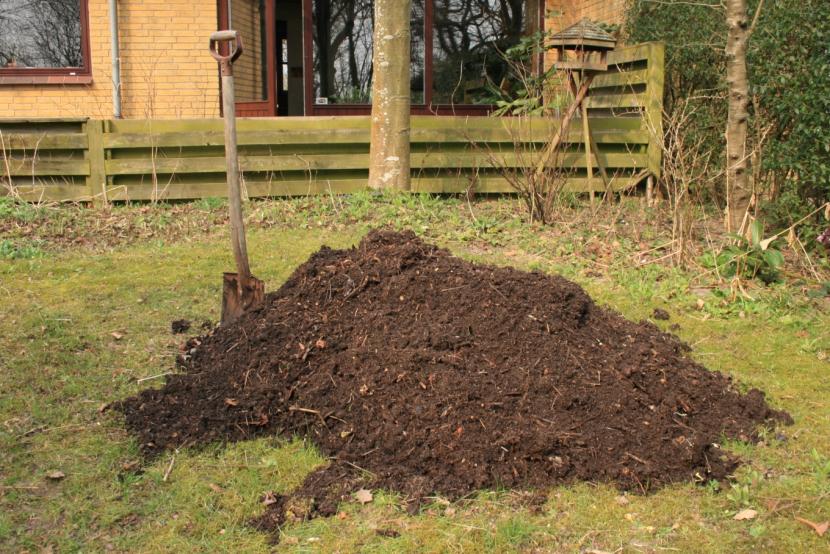 Compost maduro listo para incorporar a la tierra