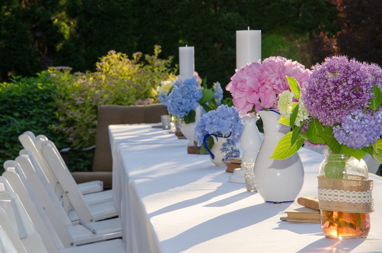 Decorar la mesa de jardín: plantas, flores y errores