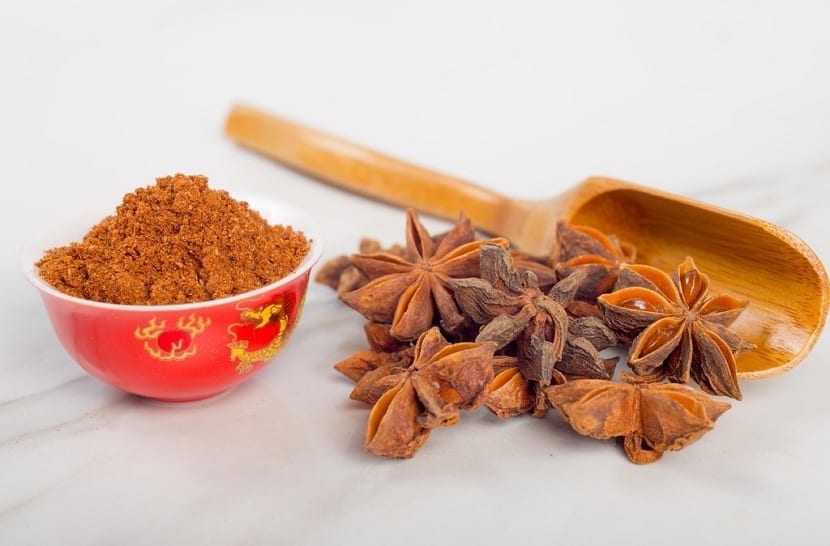 Infusión y frutos de anís estrellado sobre una mesa