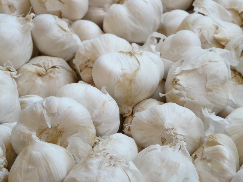 Cabezas de ajo con sus dientes