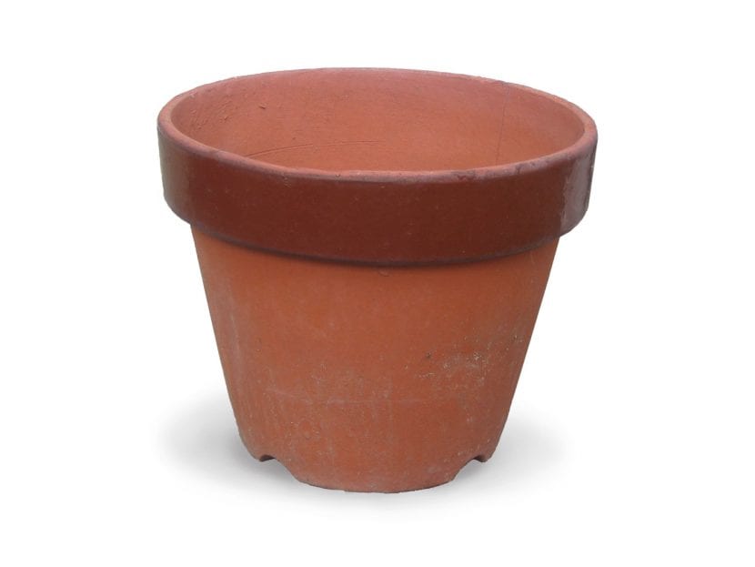 Maceta de barro preparada para plantar
