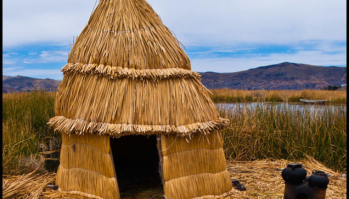 Vivienda de totora en las islas flotantes del lago Titicaca
