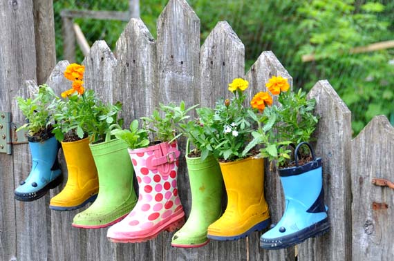 Botas de agua de colores usadas como macetas