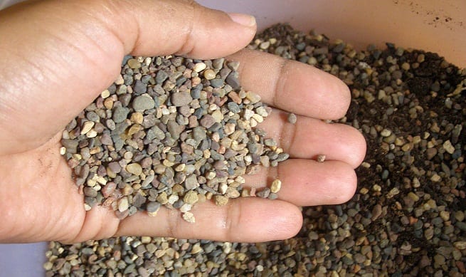Tierra de cultivo removida en el jardín