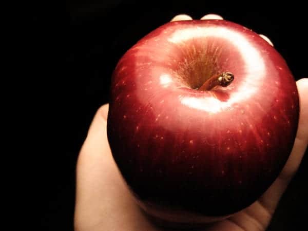 Manzana con daño de larva en el fruto