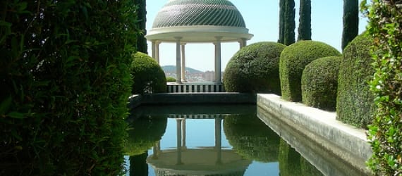 Jardín histórico con parterres y arbolado