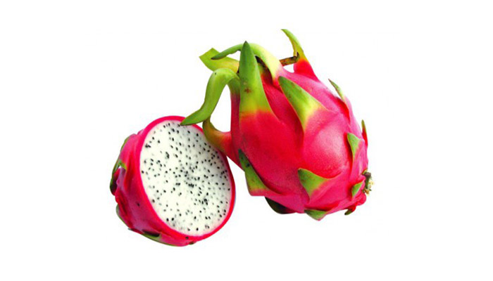 Pitahaya de piel rosada entera y partida, con pulpa blanca y semillas negras